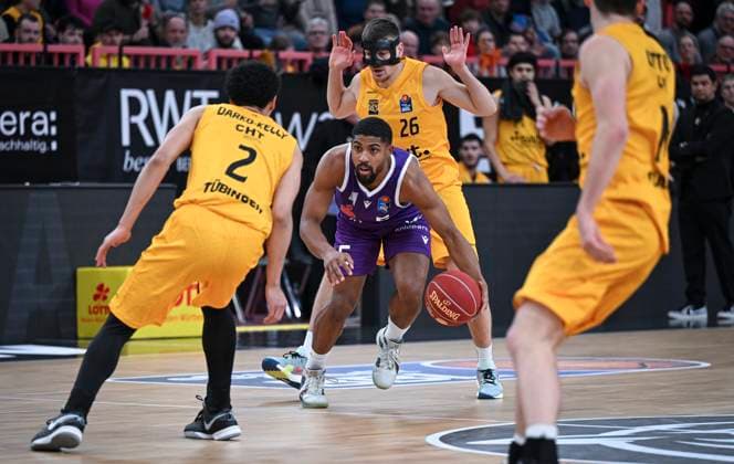 Sport Themen der Woche KW03 Sport Bilder des Tages Basketball 1. Bundesliga 2023 2024 17. Spieltag 21.01.2024 Tigers Tuebingen - BG Goettingen David DeJulius (Mitte, BG Goettingen) gegen Till Joenke (Mitte hinten, Tigers) mit Maske *** Basketball 1 Bundesliga 2023 2024 17 Matchday 21 01 2024 Tigers Tuebingen BG Goettingen David DeJulius center, BG Goettingen against Till Joenke center back, Tigers with mask