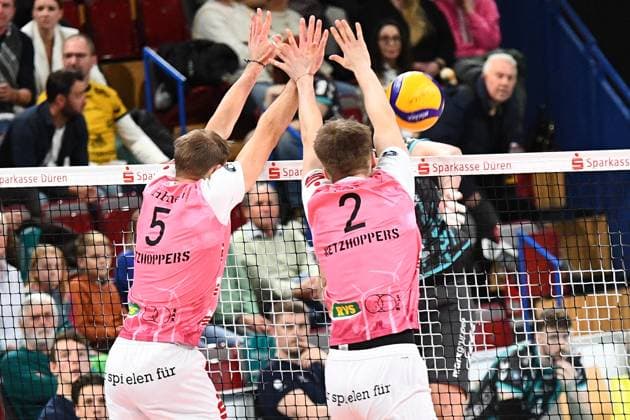 v.li.: Daniel Hänhnert (Netzhoppers KW, 5) und Maxim Künitz (Netzhoppers KW, 2) bilden den Block, Aktion, Action, Spielszene
