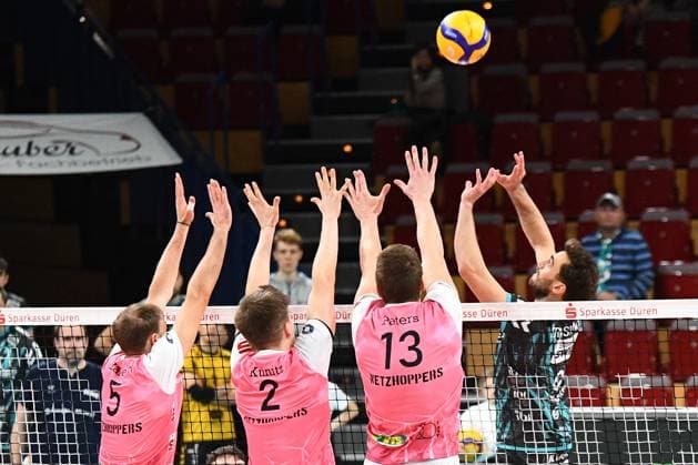 Sport Bilder des Tages v.li.: Daniel Hänhnert (Netzhoppers KW, 5), Maxim Künitz (Netzhoppers KW, 2) und Charlie Peters (Netzhoppers KW, 13) bei der Blockbildung, Aktion, Action, Spielszene