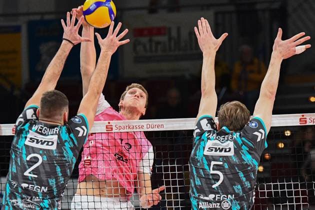 v.li.: Nico Wegner (Powervolleys Düren, 2), Charlie Peters (Netzhoppers KW, 13), Luc von der Ent (Powervolleys Düren, 5), Aktion, Action, Spielszene