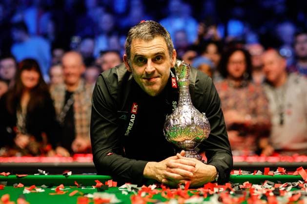 Bilder des Jahres 2024, Sport 01 Januar Sport Themen der Woche KW03 Sport Bilder des Tages LEICESTER, ENGLAND - JANUARY 21: Ronnie O Sullivan of England poses with the trophy after winning the Final match against Judd Trump of England on day 7 of the 2024 Spreadex World Grand Prix at Morningside Arena on January 21, 2024 in Leicester, England.  Copyright: xTaixChengzhex 111475922799