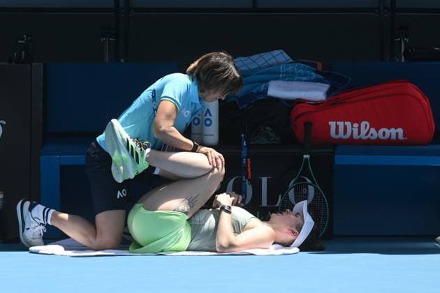 Sport Bilder des Tages TENNIS AUSTRALIAN OPEN, Elina Svitolina of Ukraine receives medical assistance prior to retiring during her 4th round match against Linda Noskova of Czech Republic on Day 9 of the 2024 Australian Open at Melbourne Park in Melbourne, Monday, January 22, 2024. ( NO ARCHIVING, EDITORIAL USE ONLY, NO USE IN BOOKS WITHOUT CONSENT MELBOURNE VICTORIA AUSTRALIA  Copyright: xLUKASxCOCHx 20240122001892112791