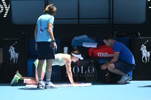 TENNIS AUSTRALIAN OPEN, Elina Svitolina of Ukraine receives medical assistance prior to retiring during her 4th round match against Linda Noskova of Czech Republic on Day 9 of the 2024 Australian Open at Melbourne Park in Melbourne, Monday, January 22, 2024. ( NO ARCHIVING, EDITORIAL USE ONLY, NO USE IN BOOKS WITHOUT CONSENT MELBOURNE VICTORIA AUSTRALIA  Copyright: xLUKASxCOCHx 20240122001892112878