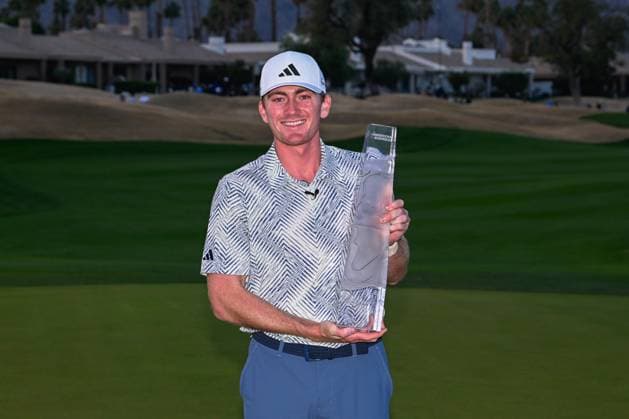 LA QUINTA, CA - JANUARY 21: Nick Dunlap (a) (USA) holds the trophy for winning The American Express tournament at PGA, Golf Herren West, Dye Stadium Course on January 21, 2024 in La Quinta, California. (Photo by Ken Murray Icon Sportswire) GOLF: JAN 21 PGA The American Express EDITORIAL USE ONLY Icon2401210014