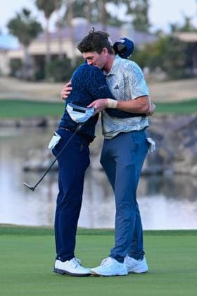 LA QUINTA, CA - JANUARY 21: Justin Thomas (USA) embraces Nick Dunlap (a) (USA) on the green on 18 after Dunlap won The American Express tournament at PGA, Golf Herren West, Dye Stadium Course on January 21, 2024 in La Quinta, California. (Photo by Ken Murray Icon Sportswire) GOLF: JAN 21 PGA The American Express EDITORIAL USE ONLY Icon2401210134