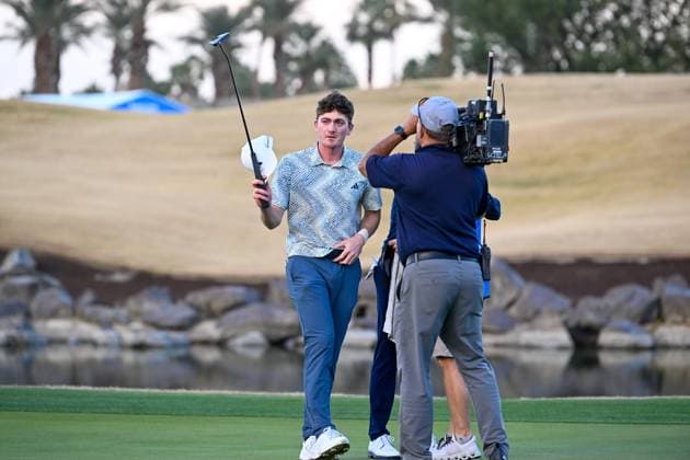 LA QUINTA, CA - JANUARY 21: Nick Dunlap (a) (USA) waves his putter tot he roaring crowd on 18 after winning The American Express tournament at PGA, Golf Herren West, Dye Stadium Course on January 21, 2024 in La Quinta, California. (Photo by Ken Murray Icon Sportswire) GOLF: JAN 21 PGA The American Express EDITORIAL USE ONLY Icon2401210174