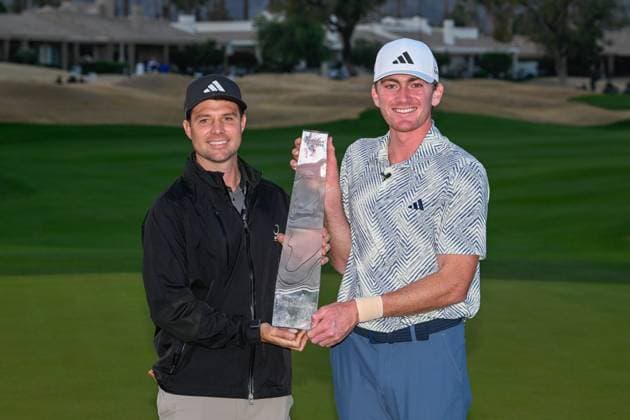 LA QUINTA, CA - JANUARY 21: Nick Dunlap (a) (USA) holds the trophy with his caddie after winning The American Express tournament at PGA, Golf Herren West, Dye Stadium Course on January 21, 2024 in La Quinta, California. (Photo by Ken Murray Icon Sportswire) GOLF: JAN 21 PGA The American Express EDITORIAL USE ONLY Icon2401210264
