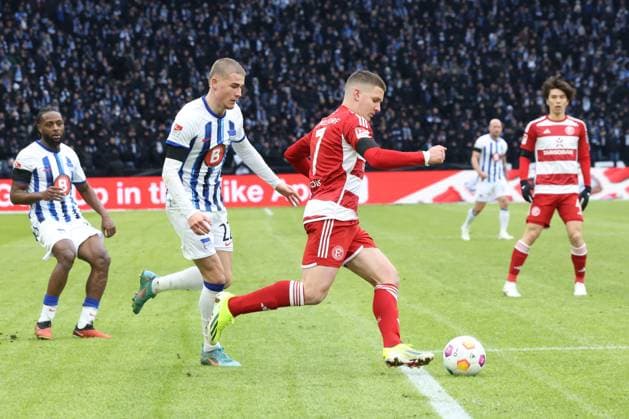 DEU, DFL, 2. FBL, Hertha BSC vs. Fortuna Duesseldorf, 21.01.2024, Berliner Olympiastadion, Berlin, DEU, DFL, 2. FBL, Hertha BSC vs. Fortuna Duesseldorf, im Bild Marten Winkler (Hertha BSC Berlin 22), Christos Tzolis (Fortuna Duesseldorf 7) DFL - regulations prohibit any use of Photographs as image sequences and or quasi-video Foto: Juergen Engler nordphoto GmbH