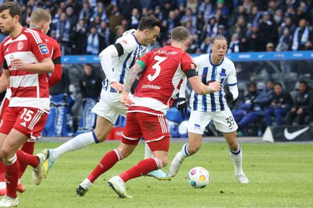 DEU, DFL, 2. FBL, Hertha BSC vs. Fortuna Duesseldorf, 21.01.2024, Berliner Olympiastadion, Berlin, DEU, DFL, 2. FBL, Hertha BSC vs. Fortuna Duesseldorf, im Bild Haris Tabakovic (Hertha BSC Berlin 25), Derry Scherhant (Hertha BSC Berlin 39), Andre Hoffmann (Fortuna Duesseldorf 3) DFL - regulations prohibit any use of Photographs as image sequences and or quasi-video Foto: Juergen Engler nordphoto GmbH
