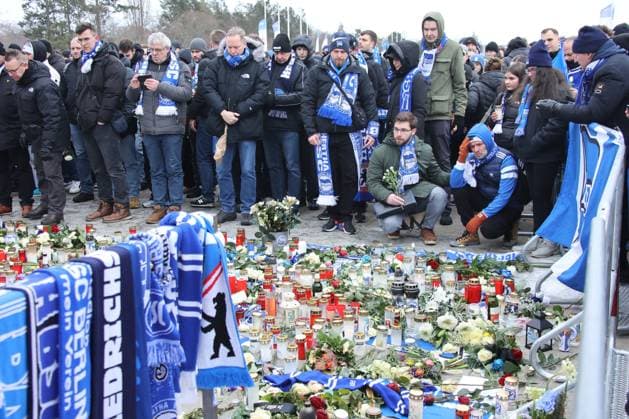 DEU, DFL, 2. FBL, Hertha BSC vs. Fortuna Duesseldorf, 21.01.2024, Berliner Olympiastadion, Berlin, DEU, DFL, 2. FBL, Hertha BSC vs. Fortuna Duesseldorf, im Bild Trauermarsch der Hertha-Fans fuer Praesident Kay Bernstein (Hertha BSC Berlin) DFL - regulations prohibit any use of Photographs as image sequences and or quasi-video Foto: Juergen Engler nordphoto GmbH