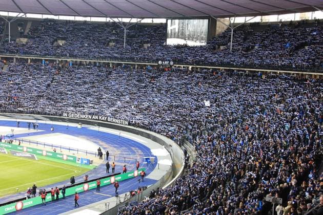 DEU, DFL, 2. FBL, Hertha BSC vs. Fortuna Duesseldorf, 21.01.2024, Berliner Olympiastadion, Berlin, DEU, DFL, 2. FBL, Hertha BSC vs. Fortuna Duesseldorf, im Bild Trauermarsch der Hertha-Fans fuer Praesident Kay Bernstein (Hertha BSC Berlin) DFL - regulations prohibit any use of Photographs as image sequences and or quasi-video Foto: Juergen Engler nordphoto GmbH