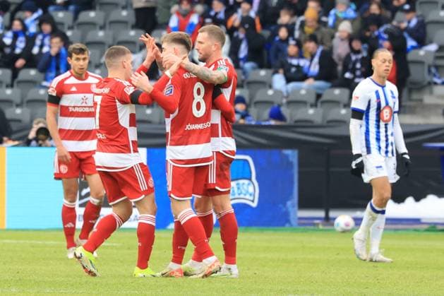 DEU, DFL, 2. FBL, Hertha BSC vs. Fortuna Duesseldorf, 21.01.2024, Berliner Olympiastadion, Berlin, DEU, DFL, 2. FBL, Hertha BSC vs. Fortuna Duesseldorf, im Bild nach dem 1: 1 durch Isak Bergmann Johannesson (Fortuna Duesseldorf 8), Andre Hoffmann (Fortuna Duesseldorf 3), Christos Tzolis (Fortuna Duesseldorf 7) DFL - regulations prohibit any use of Photographs as image sequences and or quasi-video Foto: Juergen Engler nordphoto GmbH