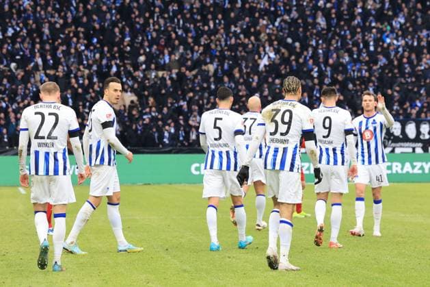 DEU, DFL, 2. FBL, Hertha BSC vs. Fortuna Duesseldorf, 21.01.2024, Berliner Olympiastadion, Berlin, DEU, DFL, 2. FBL, Hertha BSC vs. Fortuna Duesseldorf, im Bild nach dem 2:1 durch Derry Scherhant (Hertha BSC Berlin 39), Hertha-Spielerkreis DFL - regulations prohibit any use of Photographs as image sequences and or quasi-video Foto: Juergen Engler nordphoto GmbH