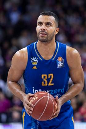 Sport Bilder des Tages Johannes THIEMANN (BER, mi.), am Ball, beim Freiwurf, Einzelaktion. Endstand 87:95, Basketball 1.Bundesliga Telekom Baskets Bonn-Alba Berlin BON vs BER 17. Spieltag, im T E L E K O M D O M E, am 21.01.2024 w.svensimon.net