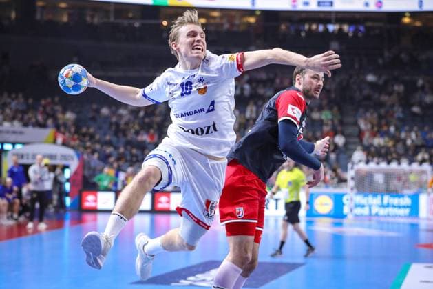 22.01.2024, EHF EURO 2024, Männer Europameisterschaft Handball, Lanxess Arena in Köln, Kroatien - Island: Gisli Thorgeir Kristjansson (Island) behauptet sich gegen Domagoj Duvnjak (Kroatien) Nordrhein-Westfalen Deutschland