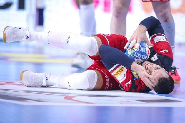 Handball, EM 2024 in Deutschland, Die Highlights 22.01.2024, EHF EURO 2024, Männer Europameisterschaft Handball, Lanxess Arena in Köln, Kroatien - Island: Zvonimir Srna (Kroatien) liegt nach dem Foulspiel von Ymir Örn Gislason (Island) mit schmerzen am Boden. Rote Karte für Ymir Örn Gislason (Island). Nordrhein-Westfalen Deutschland