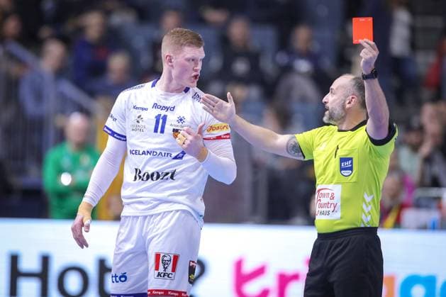 Handball, EM 2024 in Deutschland, Die Highlights 22.01.2024, EHF EURO 2024, Männer Europameisterschaft Handball, Lanxess Arena in Köln, Kroatien - Island: Ymir Örn Gislason (Island) bekommt eine Rote Karte vom Schiedsrichter gezeigt. Nordrhein-Westfalen Deutschland