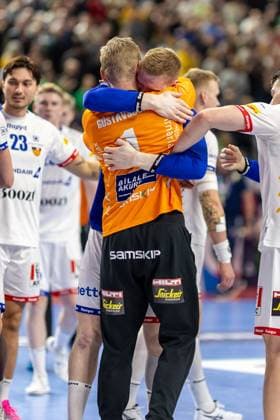 Handball, EM 2024 in Deutschland, Die Highlights Handball I Herren I Euro 2024 I Hauptrunde I Gruppe 1 I Kroatien - Island I 22.01.2024 Björgvin Pall Gustavsson (1, Island) umarmt Viktor Gisli Hallgrimsson (16, Island) Köln Lanxess Arena NRW Deutschland Copyright: xLobeca PatrickxSuephkex