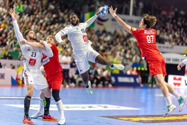 Handball, EM 2024 in Deutschland, Die Highlights Handball I Herren I Euro 2024 I Hauptrunde I Gruppe 1 I Frankreich - Österreich I 22.01.2024 Dika Mem (11, Frankreich) Sprungwurf Michael Miskovez (97, Österreich) versucht zu Blocken Köln Lanxess Arena NRW Deutschland Copyright: xLobeca PatrickxSuephkex