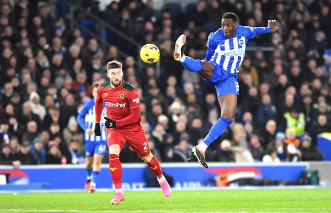 Sport Themen der Woche KW04 Sport Bilder des Tages Danny Welbeck of Brighton leaps to win the ball during the Premier League match between Brighton and Hove Albion and Wolverhampton Wanderers at the American Express Stadium , Brighton , UK - 22nd January 2024 Brighton v Wolverhampton Wanderers Premier League Football, Amex Stadium, Brighton, Sussex, United Kingdom - 22 Jan 2024 Editorial use only. No merchandising. For Football images FA and Premier League restrictions apply inc. no internet mobile usage without FAPL license - for details contact Football Dataco  Copyright: xSimonxDack Shutterstockx 14312091l