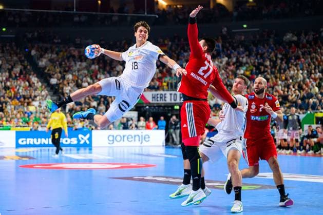 Handball, EM 2024 in Deutschland, Die Highlights Sport Bilder des Tages Koeln, Deutschland: Handball EM 2024 - Hauptrunde - Deutschland - Ungarn v.li. Julian Köster Koester (Deutschland), Ungarns Bence Banhidi Köln Lanxess Arena Deutschland
