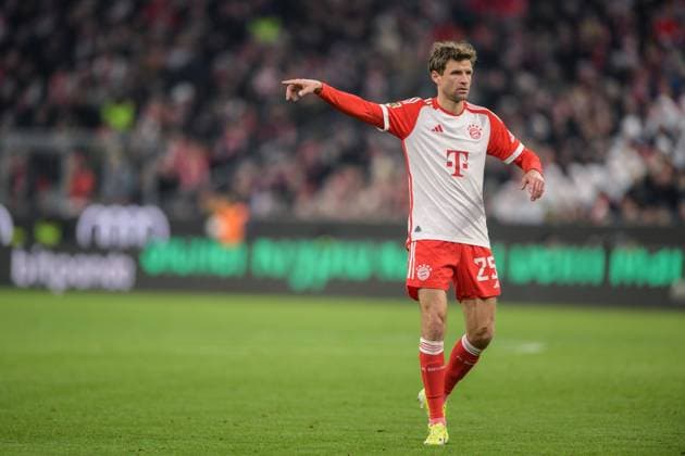 Fußball, 1. Bundesliga, 20240121, FC Bayern München - SV Werder Bremen. Im Bild Thomas MÜLLER (FC Bayern München, 25) zeigt deutet Zeigefinger Anweisung Portrait Ganzkörper ganze volle Figur. München Allianz Arena Bayern Deutschland Copyright: Passion2Press MarkusxFischerx