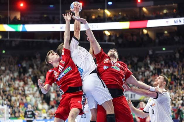 Handball, EM 2024 in Deutschland, Die Highlights Germany v Hungary - Men s EHF Euro 2024 COLOGNE, GERMANY - JANUARY 22: Bence Imre and Miklos Rosta of Hungary and Rune Dahmke of Germany in action during the Men s EHF Euro 2024 main round match between Germany and Hungary at Lanxess Arena on January 22, 2024 in Cologne, Germany. SanjinxStrukic PIXSELL