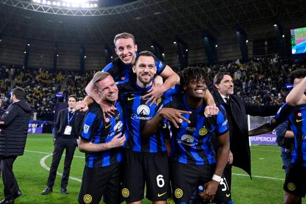 Foto Alfredo Falcone LaPresse 22 Gennaio 2024 - Riyadh, Arabia Saudita - Al-Awwal Park calcio - Napoli vs Inter - Finale EA Sports Supercoppa Italiana 2023 2024. Nella foto:i giocatori dell inter esultanoa fine partita.Stefan de Vrij (FC Internazionale Milano) Davide Frattesi (FC Internazionale Milano) Yann Aurel Bisseck (FC Internazionale Milano) 22 January 2024 - Riyadh, Saudi Arabia Al-Awwal Park - sport, soccer - Napoli vs Inter - EA Sports Supercup Final 2023 2024. In the picture:Inter s player celebrates end of the march.Stefan de Vrij (FC Internazionale Milano) Davide Frattesi (FC Internazionale Milano) Yann Aurel Bisseck (FC Internazionale Milano)  Copyright: xAlfredoxFalcone LaPressex