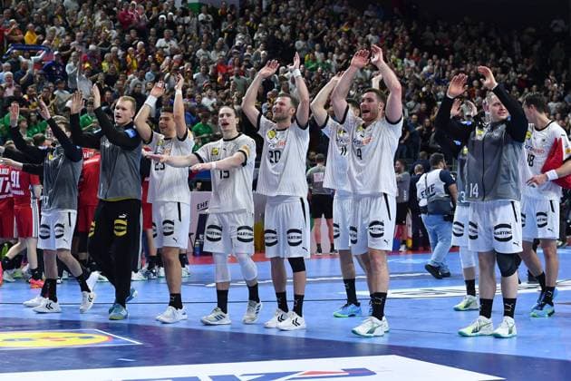 Handball, EM 2024 in Deutschland, Die Highlights Men s EHF EURO 2024 Deutschland - Ungarn am 22.01.2024 in der Lanxess Arena in Köln Das deutsche Team feiert mit den Fans den Sieg