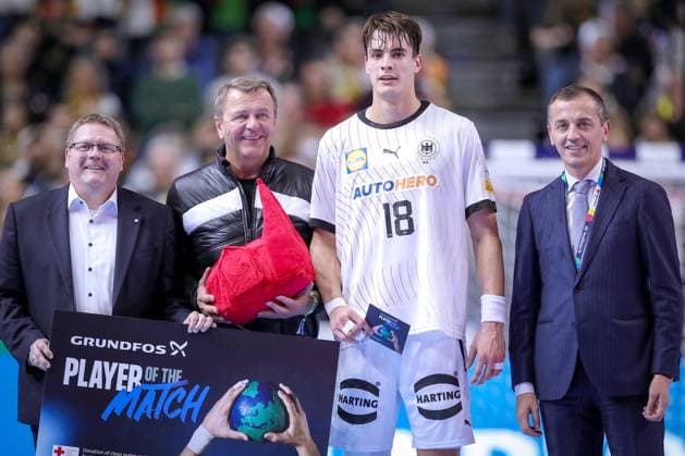 Handball, EM 2024 in Deutschland, Die Highlights 22.01.2024, EHF EURO 2024, Männer Europameisterschaft Handball, Lanxess Arena in Köln, Deutschland - Ungarn: Ehrung von Julian Köster (Deutschland) zum Player of the Match. Nordrhein-Westfalen Deutschland