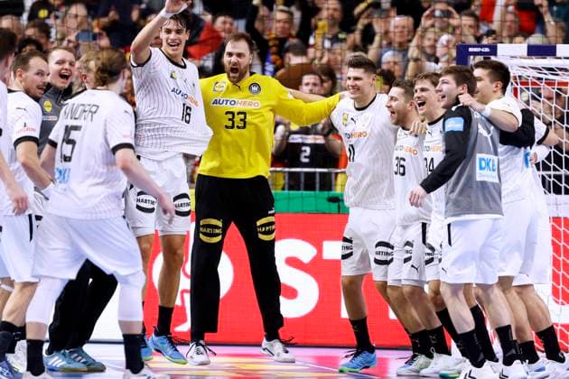 Sport Themen der Woche KW04 Sport Bilder des Tages WOLFF Andreas Torwart Team Deutschland nach dem Sieg mit KOESTER Julian HANDBALL EM 2024 in Deutschland Hauptrunde Spiel Deutschland - Ungarn Lanxess Arena in Koeln am 22. 01.2024 in Koeln *** WOLFF Andreas Goalkeeper Team Germany after the victory with KOESTER Julian HANDBALL EURO 2024 in Germany Main round match Germany Hungary Lanxess Arena in Cologne on 22 01 2024 in Cologne Copyright: xLacixPerenyix