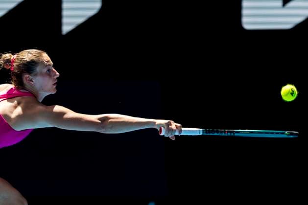 Sport Bilder des Tages MELBOURNE, VIC - JANUARY 23: Marta Kostyuk of Ukraine in action during the Quarterfinals of the 2024 Australian Open on January 23 2024, at Melbourne Park in Melbourne, Australia. (Photo by Jason Heidrich Icon Sportswire) TENNIS: JAN 23 Australian Open EDITORIAL USE ONLY Icon240123030