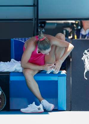 Marta Kostyuk sitzt auf der Bank, ist verletzt, Verletzung, Australian Open 2024, Melbourne Park, Melbourne, Victoria, Australia. Copyright: xJuergenxHasenkopfx