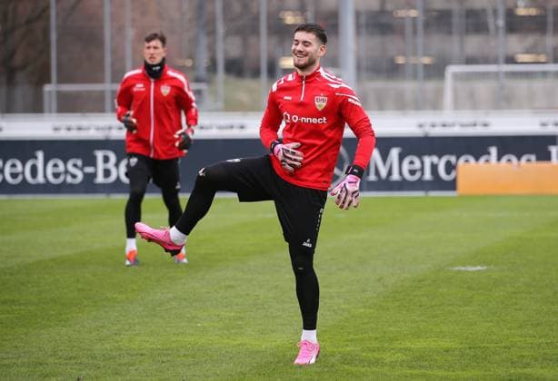 BAU 23.01.2024 Stuttgart Fußball VfB Stuttgart Training, Dennis Seimen (vorn) *** BAU 23 01 2024 Stuttgart soccer VfB Stuttgart training, Dennis Seimen in front