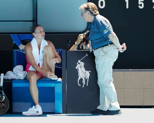 Marta Kostyuk sitzt auf der Bank und spricht mit Supervisor Pam Whytcross,verletzt, Verletzung, Australian Open 2024, Melbourne Park, Melbourne, Victoria, Australia. Copyright: xJuergenxHasenkopfx