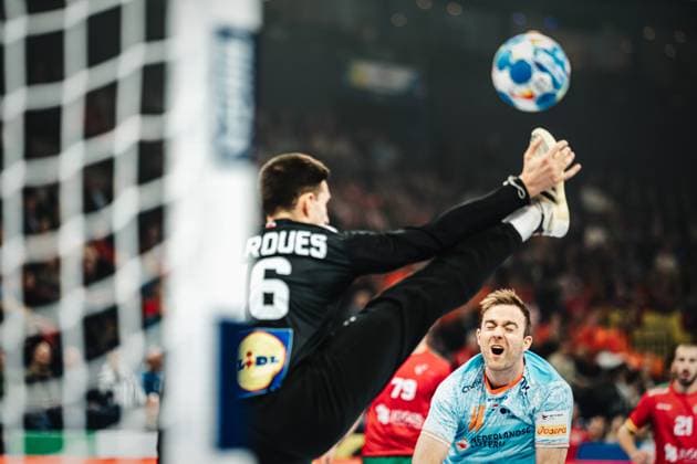 Handball Herren EHF EURO 2024 European Championshop Men 2024 Final Tournament Niederlande vs. Portugal 23.01.2024 Bobby Schagen ( 14, Holland, NED) scheitert an Diogo Rema Marques ( 16, Portugal, POR) Hamburg Barclays Arena Hamburg Deutschland