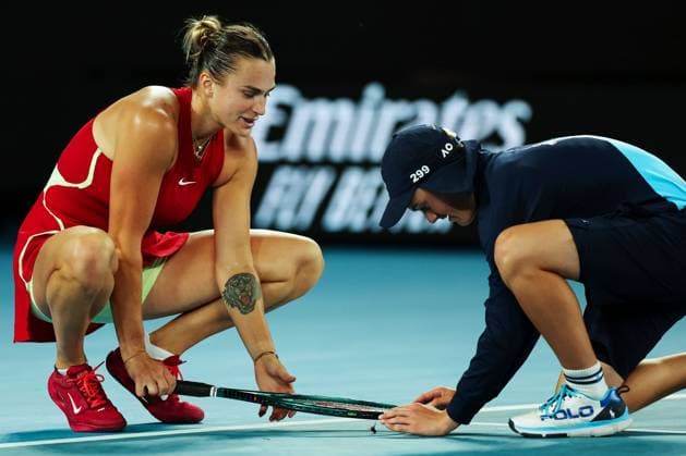 Sport Bilder des Tages Aryna Sabalenka (BLR) catches a bug with the help of a ball kid during her quarter-final match Australian Open, Day Ten, Tennis, Melbourne Park, Melbourne, Australia - 23 Jan 2024  Copyright: xEllaxLing Shutterstockx 14312081bu