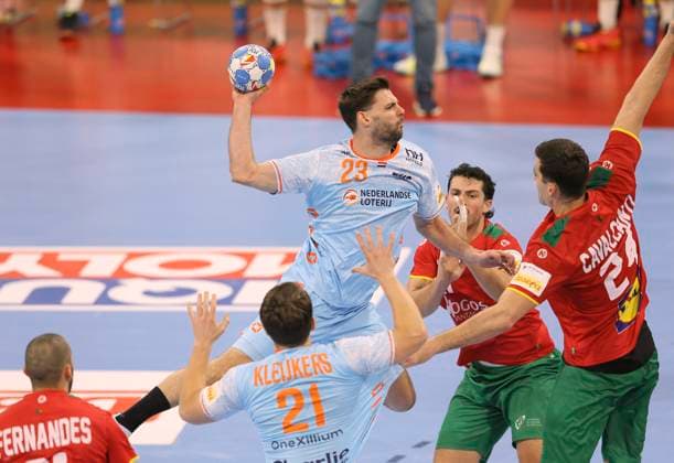 Foto : Torwurf von .... Jorn SMITS (NED) gegen Alexandre de Oliveira Cavalcanti (Portugal) Handball Europameisterschaft, Hauptrunde in Hamburg , am Di. 23.01.2024 Niederlande - Portugal Claus Bergmann