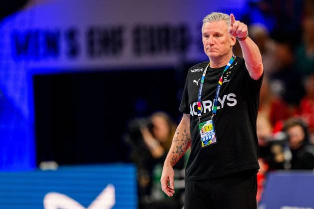 240123 Head coach Nikolaj Jacobsen of Denmark during the EHF European Handball Championship match between Slovenia and Denmark on January 23, 2024 in Hamdburg. Photo: Ludvig Thunman BILDBYRAN kod LT LT0589 handball handboll handball handbolls-em 2024 slovenien slovenia danmark denmark ehf european handball championship denmark danmark 13 bbeng Copyright: LUDVIGxTHUNMAN BB240123LT015