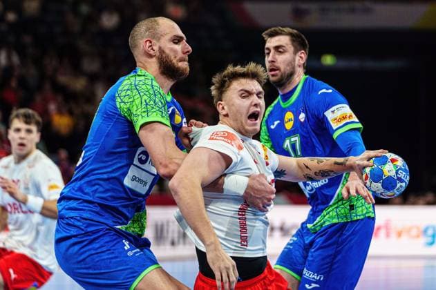 Sport Themen der Woche KW04 Sport Bilder des Tages Handball, EM, Slowenien - Dänemark Borut Mackovsek (Slowenien, 51), Emil Wernsdorf Madsen (Daenemark, 45) GER, Slowenien vs. Daenemark, Handball, Maenner, EHF Euro 2024, Hauptrunde 2, Spieltag 4, 23.01.2024 GER, Slowenien vs. Daenemark, Handball, Maenner, EHF Euro 2024, Hauptrunde 2, Spieltag 4, 23.01.2024 Hamburg *** Borut Mackovsek Slovenia, 51 , Emil Wernsdorf Madsen Denmark, 45 GER, Slovenia vs Denmark, Handball, Men, EHF Euro 2024, Main Round 2, Matchday 4, 23 01 2024 GER, Slovenia vs Denmark, Handball, Men, EHF Euro 2024, Main Round 2, Matchday 4, 23 01 2024 Hamburg Copyright: xEibner-Pressefoto MarcelxvonxFehrnx EP_MFN