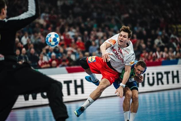 Handball, EM, Slowenien - Dänemark Handball Herren EHF EURO 2024 European Championshop Men 2024 Final Tournament Slowenien vs. Dänemark 23.01.2024 Lukas Lindhard Jorgensen ( 25, Dänemark, DEN) beim Wurf aufs Tor Hamburg Barclays Arena Hamburg Deutschland