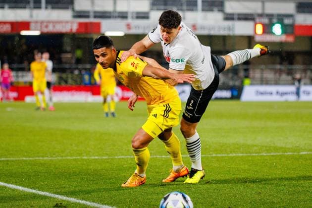 Sport Themen der Woche KW04 v.l. Simon Stehle (1. FC Saarbruecken, 22), Torge Paetow (SC Verl, 16) GER, SC Verl vs. 1. FC Saarbruecken, Fussball, 3. Liga, 22. Spieltag, Spielzeit 2023 2024, 23.01.2024 DFL Regulations prohibit any use of photographers as image sequences and or quasi-video. GER, SC Verl vs. 1. FC Saarbruecken, Fussball, 3. Liga, 22. Spieltag, Spielzeit 2023 2024, 23.01.2024 Verl *** v l Simon Stehle 1 FC Saarbruecken, 22 , Torge Paetow SC Verl, 16 GER, SC Verl vs 1 FC Saarbruecken, Football, 3 Liga, 22 Matchday, Season 2023 2024, 23 01 2024 DFL Regulations prohibit any use of photographers as image sequences and or quasi video GER, SC Verl vs 1 FC Saarbruecken, Football, 3 Liga, 22 Matchday, Season 2023 2024, 23 01 2024 Verl Copyright: xEibner-Pressefotox xJanxStrohdiekx EP_JSK