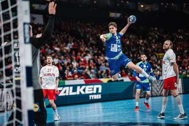 Handball Herren EHF EURO 2024 European Championshop Men 2024 Final Tournament Slowenien vs. Dänemark 23.01.2024 Domen Novak ( 77, Slowenien, SLO) beim Torwurf Hamburg Barclays Arena Hamburg Deutschland