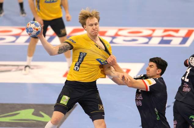Handball, EM, Norwegen - Schweden Foto : Torwurf von ..... Eric Johansson (SWE) gegen Simen Ulstad LYSE (Norway , rechts) Handball Europameisterschaft, Hauptrunde in Hamburg , am Di. 23.01.2024 Norwegen - Schweden Claus Bergmann