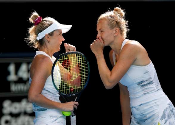 Storm Hunter (Kappe) Katerina Siniakova, Damen Doppel, Australian Open 2024, Melbourne Park, Melbourne, Victoria, Australia. Copyright: xJuergenxHasenkopfx