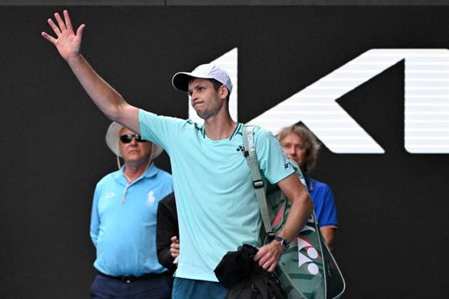 TENNIS AUSTRALIAN OPEN, Hubert Hurkacz of Poland waves to the crowd during his Quarterfinal loss to Daniil Medvedev of Russia on Day 11 of the 2024 Australian Open at Melbourne Park in Melbourne, Wednesday, January 24, 2024. ( NO ARCHIVING, EDITORIAL USE ONLY, NO USE IN BOOKS WITHOUT CONSENT MELBOURNE VICTORIA AUSTRALIA  Copyright: xJAMESxROSSx 20240124001892922832