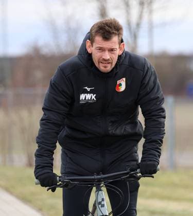 Lars Knudsen (Co.-Trainer FC Augsburg), neuer Co.-Trainer mit dem Fahrrad auf dem Weg zum Trainingsplatz FC Augsburg, Training, FC Augsburg, Training,