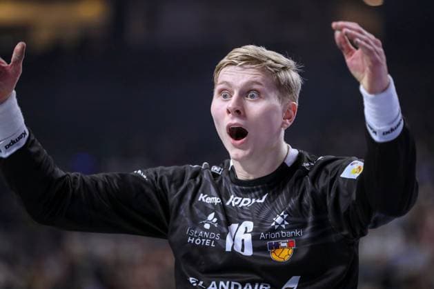 24.01.2024, EHF EURO 2024, Männer Europameisterschaft Handball, Lanxess Arena in Köln, Österreich - Island: Torhüter Viktor Gisli Hallgrimsson (Island) steht wild gestikulierend im Tor Nordrhein-Westfalen Deutschland