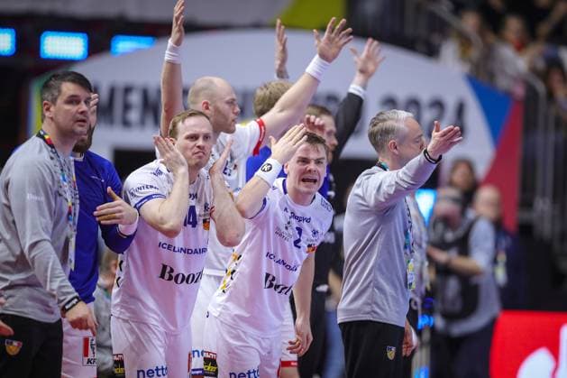24.01.2024, EHF EURO 2024, Männer Europameisterschaft Handball, Lanxess Arena in Köln, Österreich - Island: Die Bank von Island steht wild gestikulierend an der Seitenlinie Nordrhein-Westfalen Deutschland