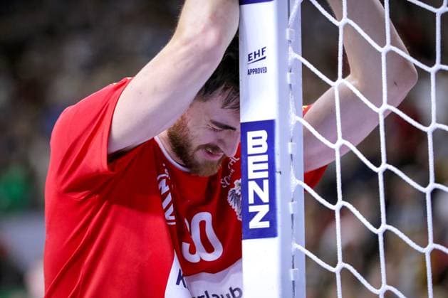 24.01.2024, EHF EURO 2024, Männer Europameisterschaft Handball, Lanxess Arena in Köln, Österreich - Island: Enttäuschung nach dem Ausscheiden beider Mannschaften aus der Hauptrunde. Island gewinnt knapp gegen Österreich. Boris Zivkovic (Österreich) steht enttäuscht am Torpfosten. Nordrhein-Westfalen Deutschland